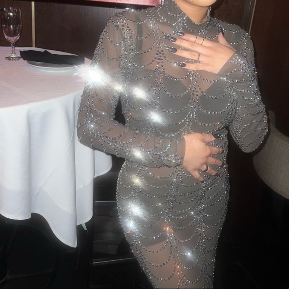 Elegant Black Dress - Picture 3 of 8